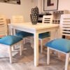 comedor1 Comedor de madera de pino blanco envejecido con sillas tapizada turquesa".