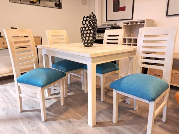 comedor1 Comedor de madera de pino blanco envejecido con sillas tapizada turquesa".