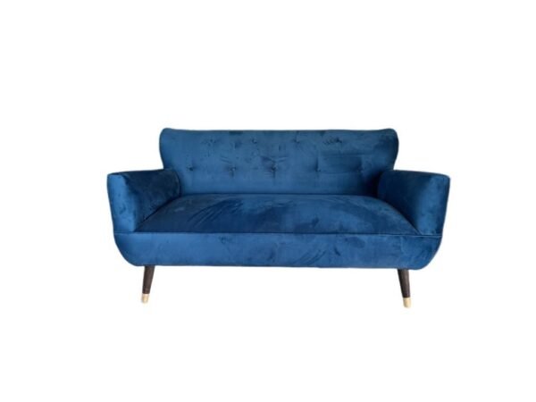 sofa azul bote vintage Sofá de 2 cuerpos modelo bote tapizado en felpa azul estilo mid-century con cojines decorativos y patas de madera.